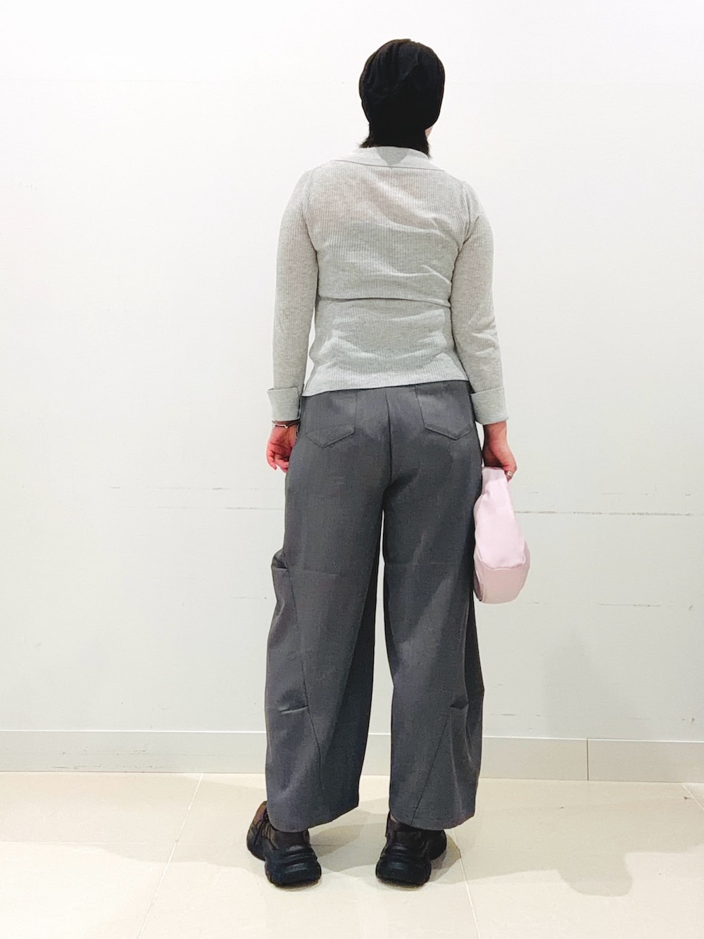 グレー系のカーディガン/ボレロ、ブラウン系のキャミソール、ピンク系のハンドバッグを着用したレディースの夏コーディネートの3枚目の写真