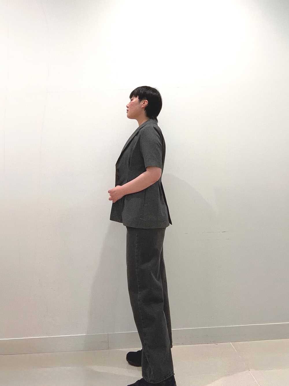 グレー系のデニムパンツ、ブラック系のその他アウター、ブラック系のキャミソールを着用したレディースの夏コーディネートの4枚目の写真