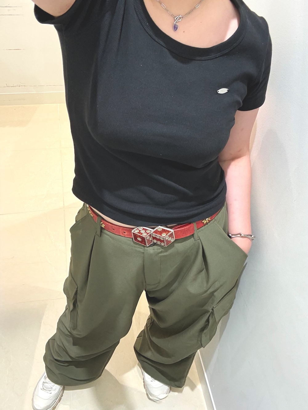 グリーン系のその他パンツ、ブラック系のTシャツ/カットソーを着用したレディースの夏コーディネートの2枚目の写真