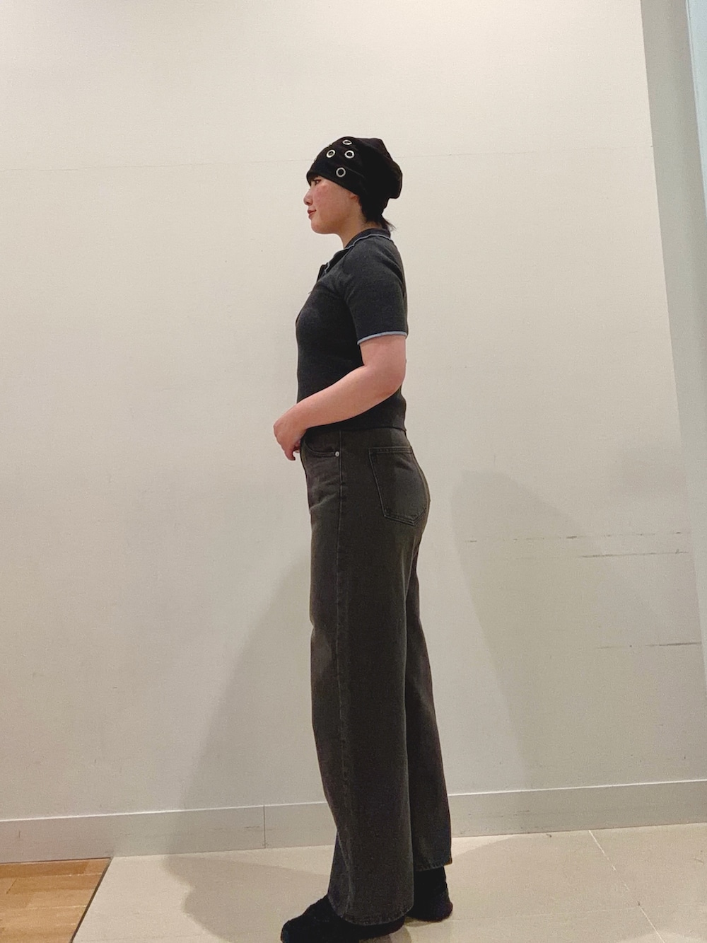 グレー系のデニムパンツ、グレー系のニット/セーター、ブラック系のニットキャップ/ビーニーを着用したレディースの夏コーディネートの4枚目の写真
