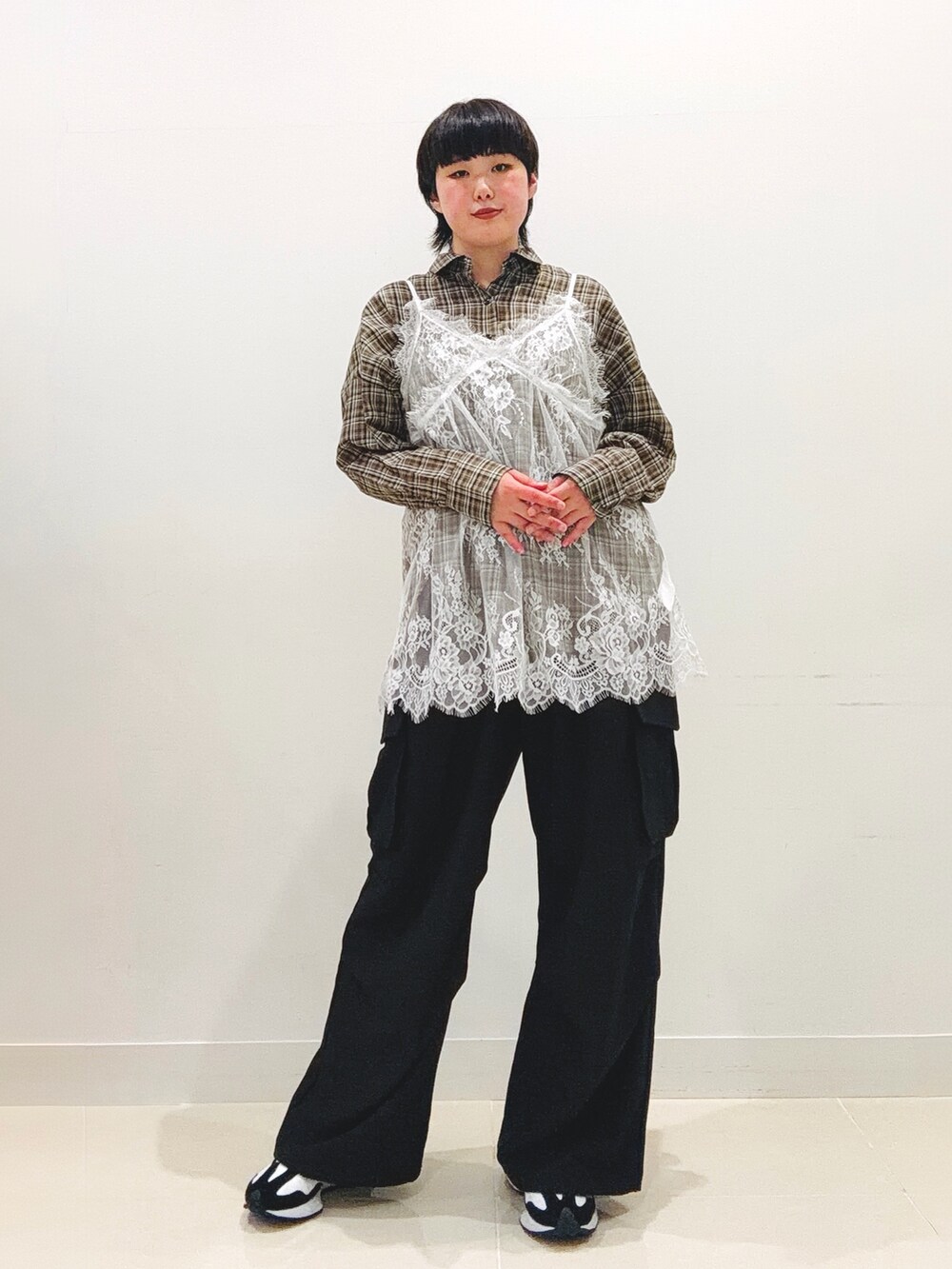 ブラウン系のシャツ/ブラウス、ブラック系のその他パンツ、ホワイト系のキャミソールを着用したレディースの秋コーディネートの3枚目の写真