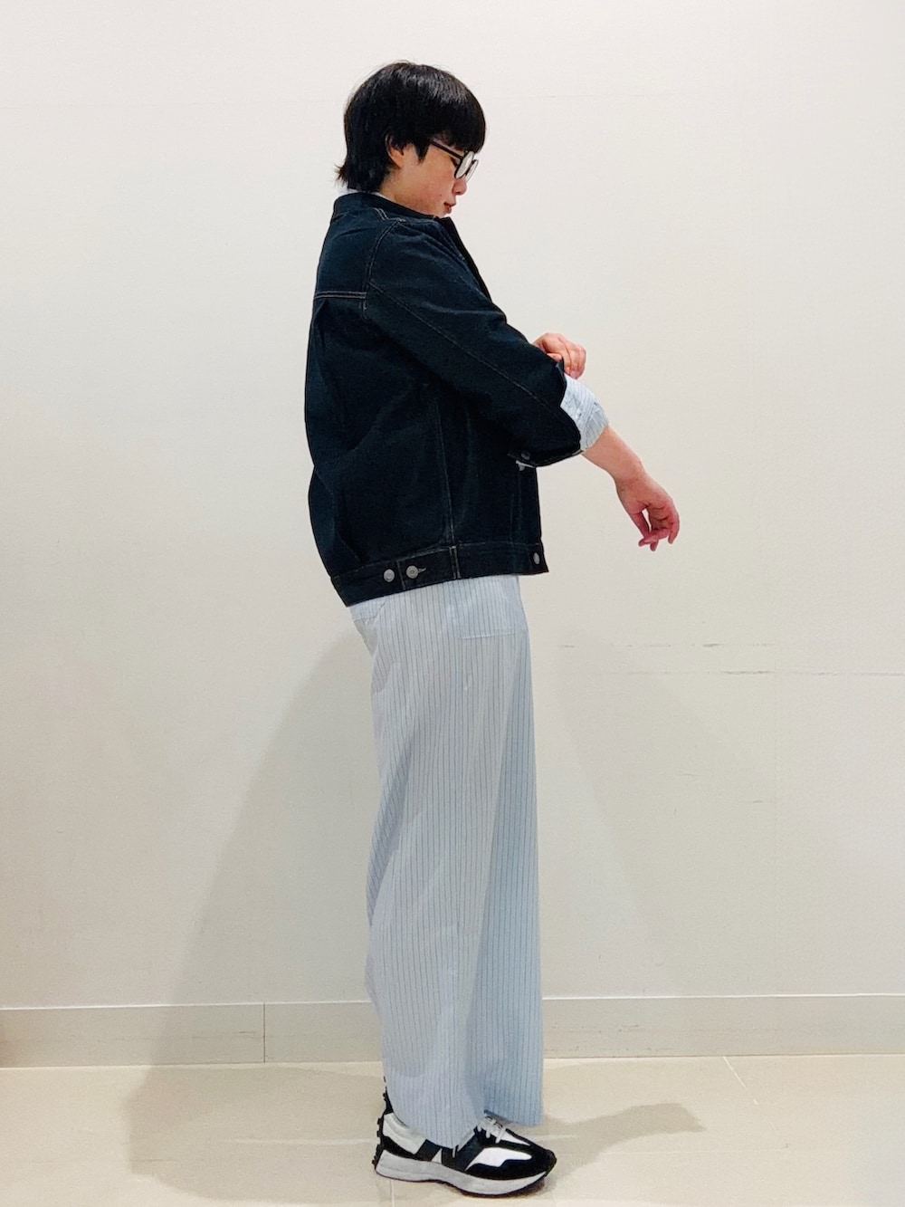 ブルー系のシャツ/ブラウス、ブルー系のその他パンツ、ブルー系のデニムジャケットを着用したレディースの夏コーディネートの4枚目の写真