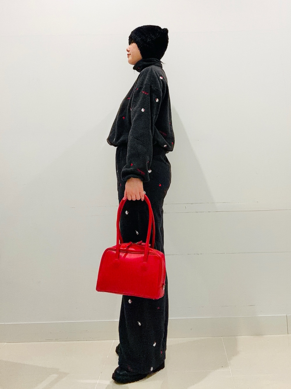 グレー系のその他トップス、グレー系のその他パンツ、レッド系のボストンバッグを着用したレディースの秋コーディネートの2枚目の写真
