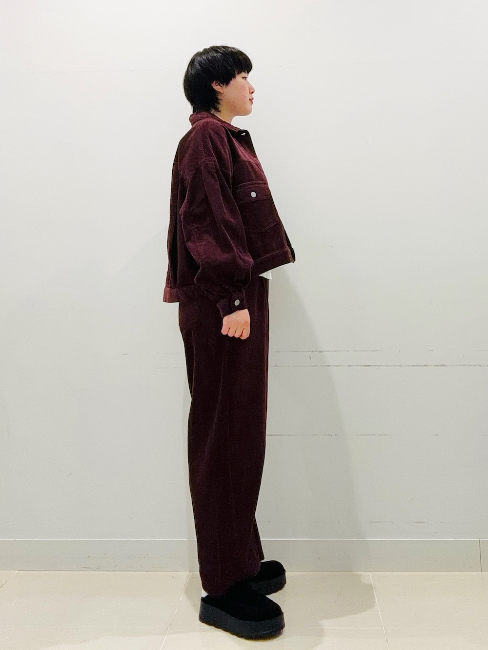 ブラック系のサンダル、レッド系のその他パンツ、レッド系のその他アウターを着用したレディースの秋コーディネートの4枚目の写真