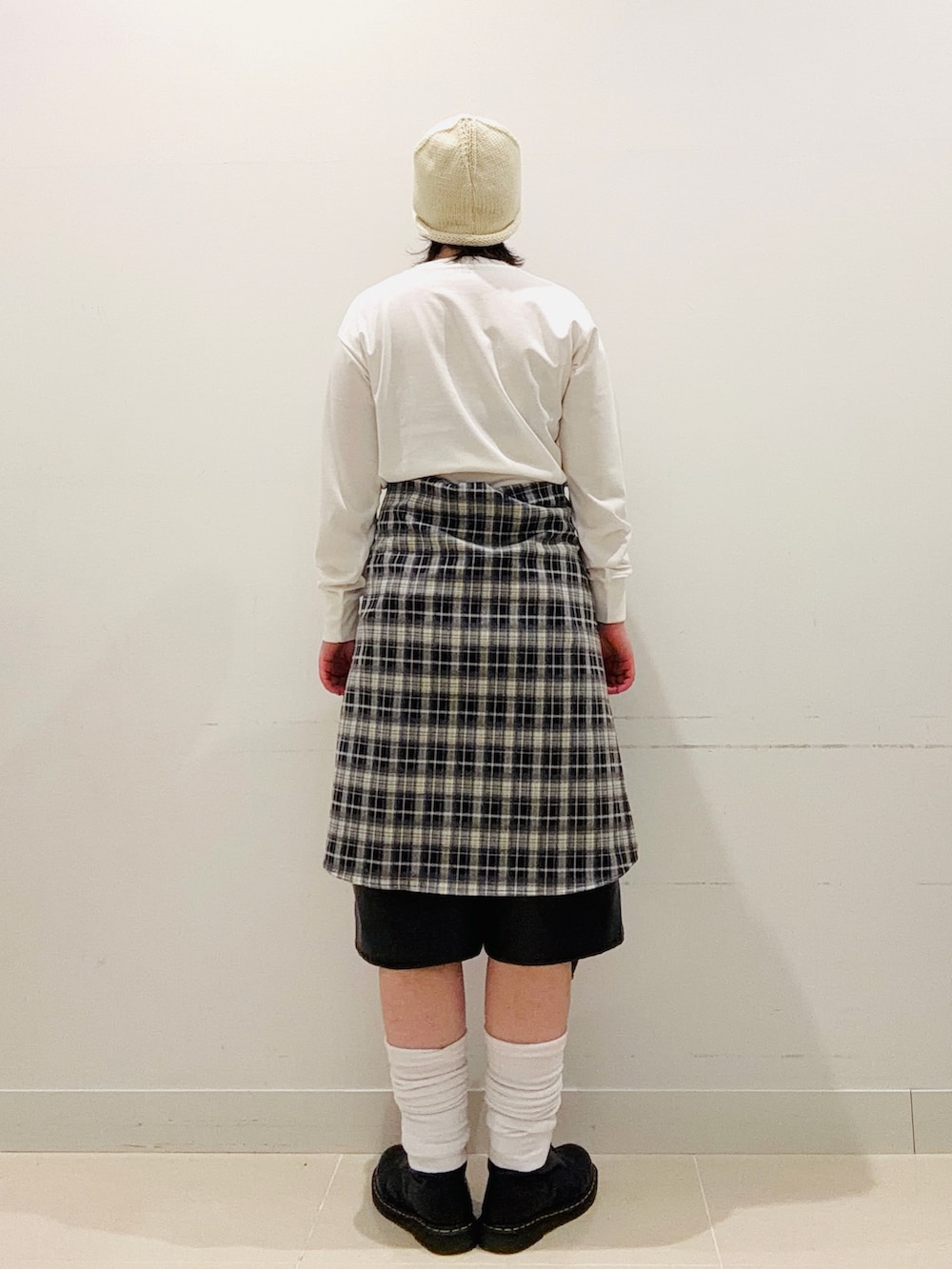 その他のTシャツ/カットソー、ブラック系のその他パンツ、ブルー系のシャツ/ブラウスを着用したレディースの秋コーディネートの3枚目の写真