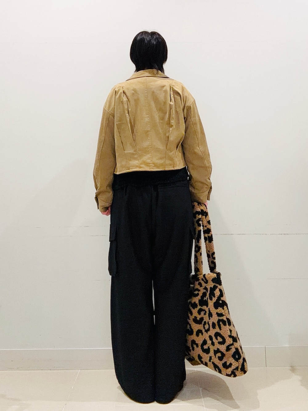 ブラック系のその他パンツ、ブラック系のブーツ、ベージュ系のその他アウターを着用したレディースの秋コーディネートの3枚目の写真