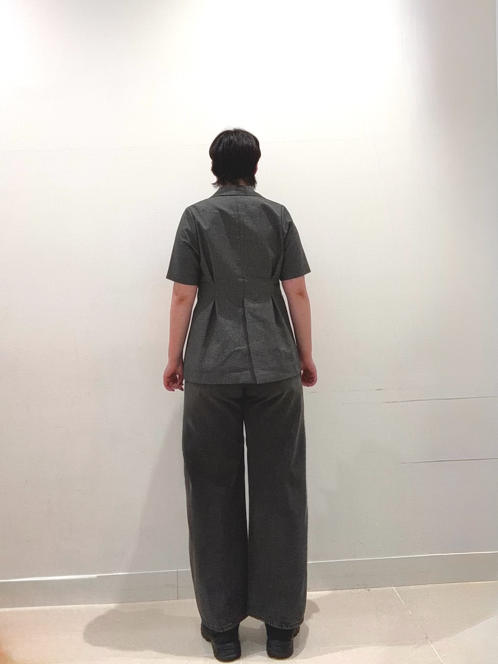 グレー系のデニムパンツ、ブラック系のその他アウター、ブラック系のキャミソールを着用したレディースの夏コーディネートの3枚目の写真