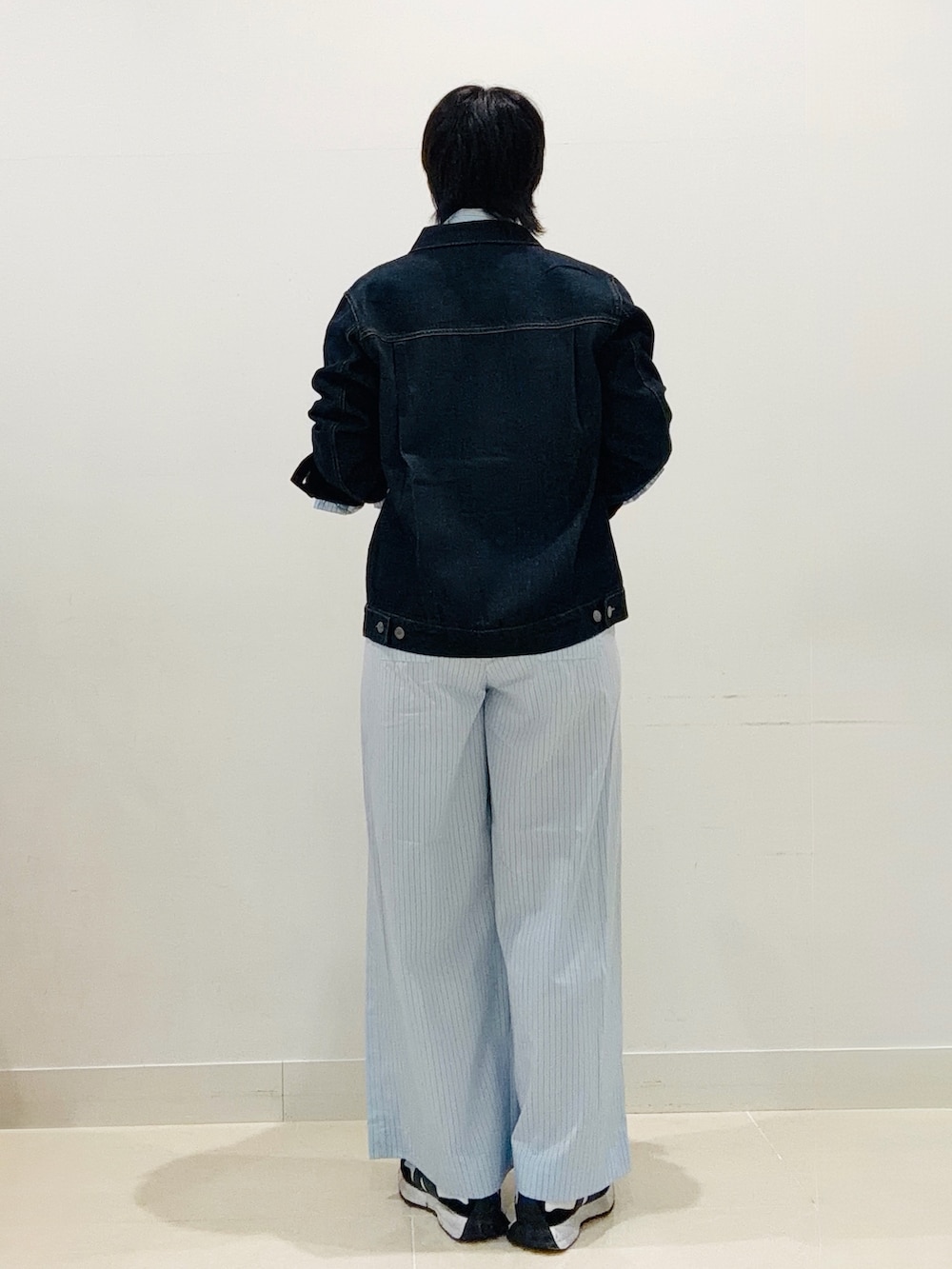 ブルー系のシャツ/ブラウス、ブルー系のその他パンツ、ブルー系のデニムジャケットを着用したレディースの夏コーディネートの3枚目の写真