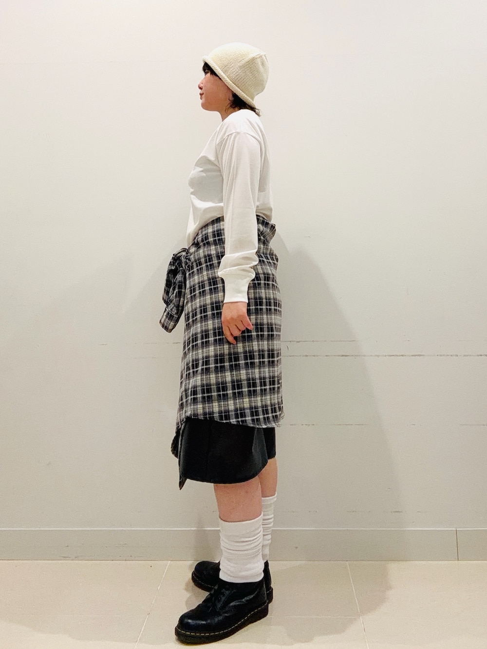 その他のTシャツ/カットソー、ブラック系のその他パンツ、ブルー系のシャツ/ブラウスを着用したレディースの秋コーディネートの2枚目の写真