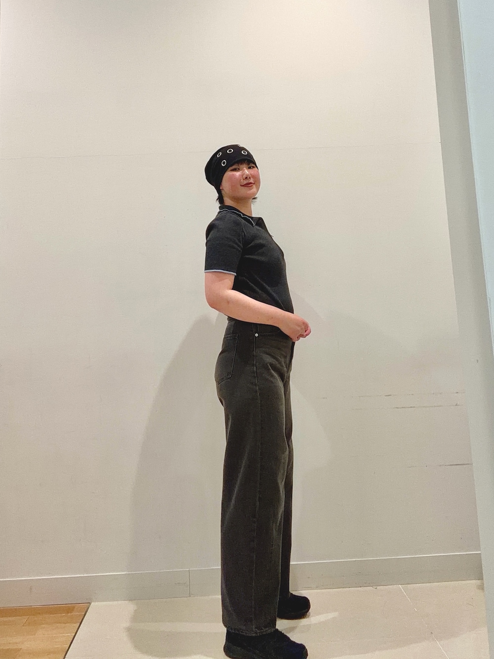 グレー系のデニムパンツ、グレー系のニット/セーター、ブラック系のニットキャップ/ビーニーを着用したレディースの夏コーディネートの2枚目の写真