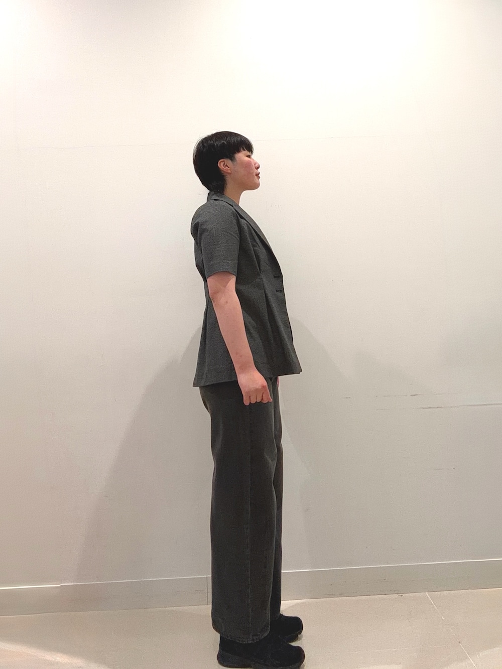 グレー系のデニムパンツ、ブラック系のその他アウター、ブラック系のキャミソールを着用したレディースの夏コーディネートの2枚目の写真