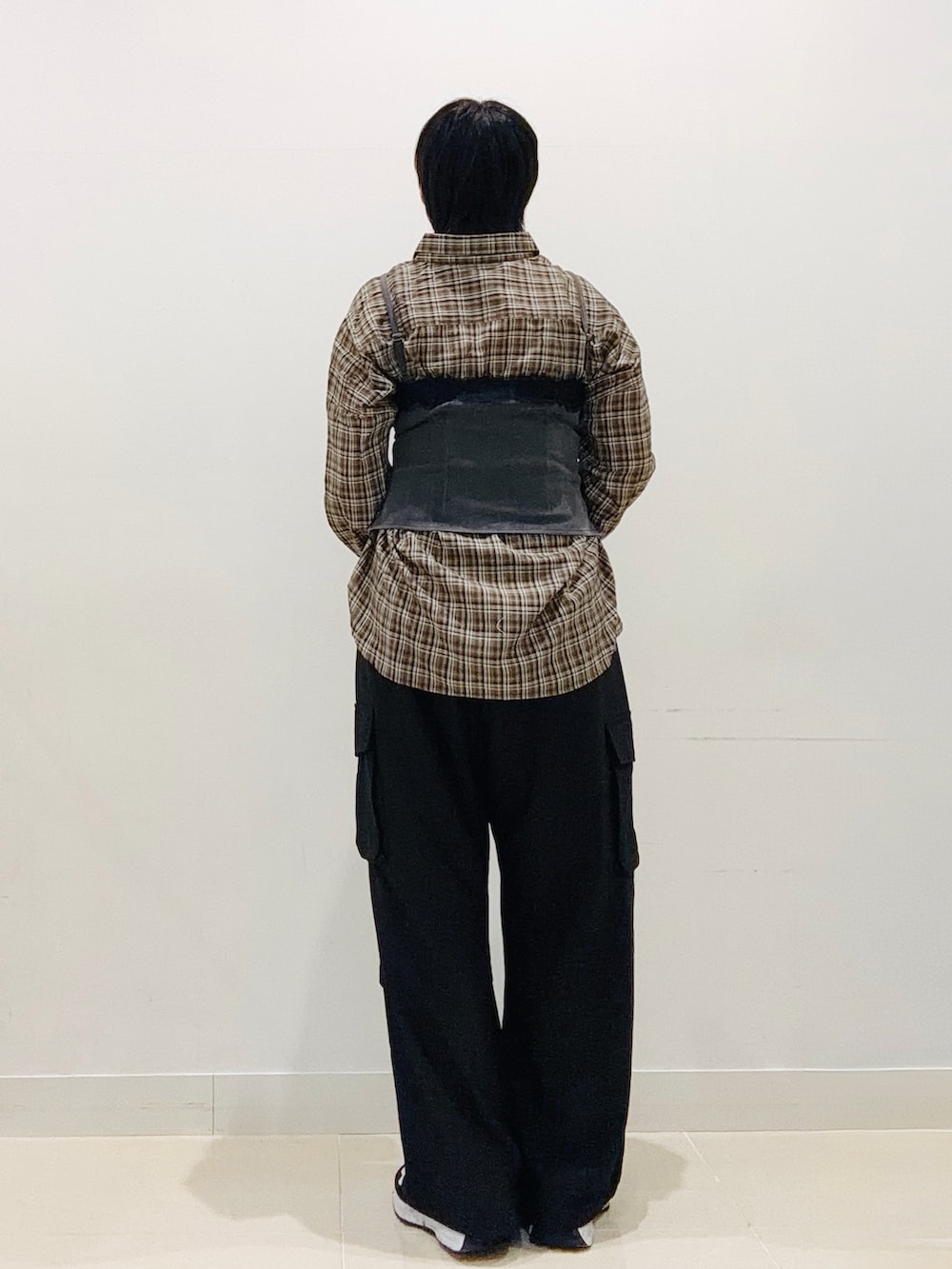 ブラウン系のシャツ/ブラウス、グレー系のキャミソール、ブラック系のその他パンツを着用したレディースの秋コーディネートの3枚目の写真