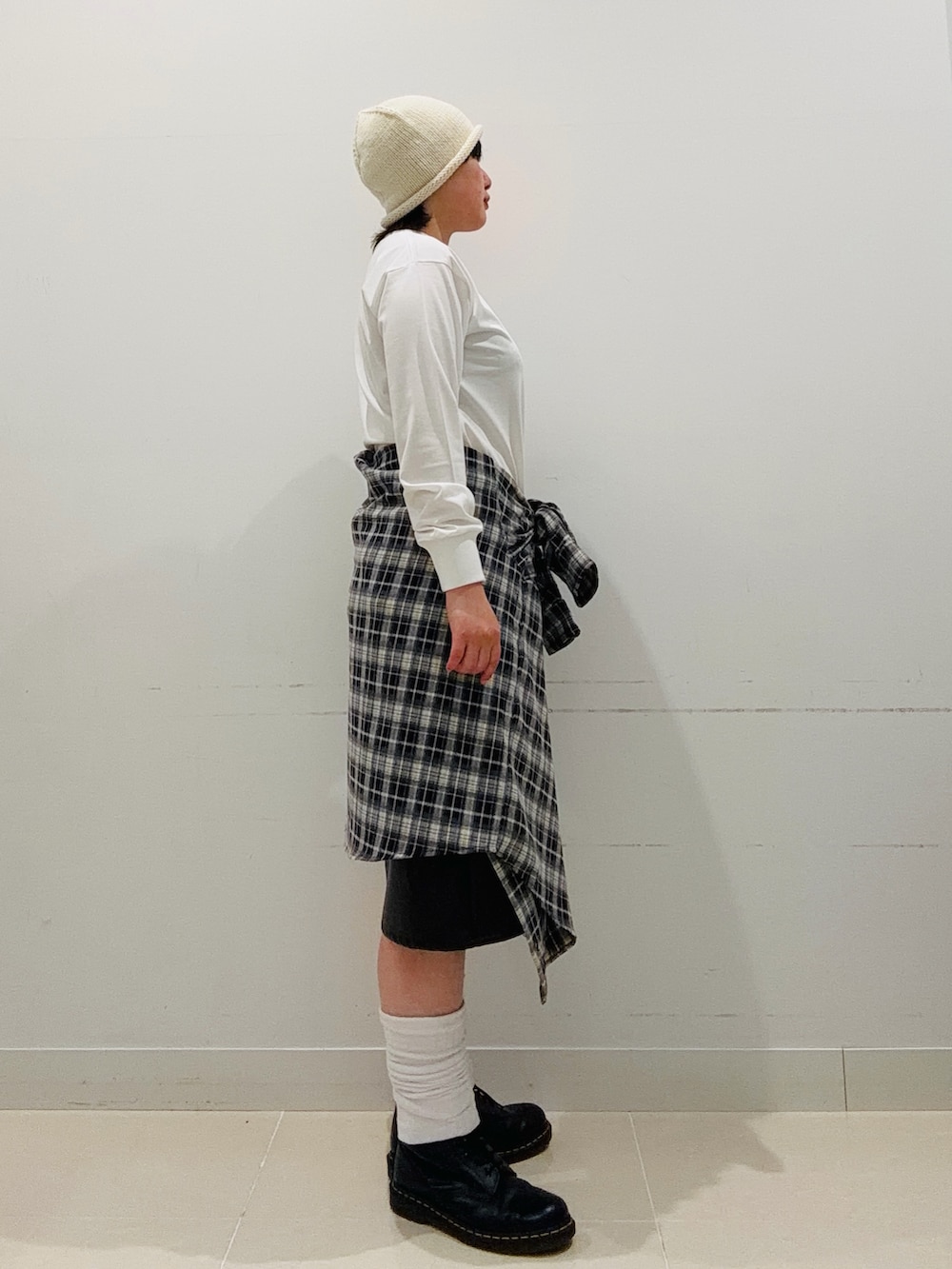 その他のTシャツ/カットソー、ブラック系のその他パンツ、ブルー系のシャツ/ブラウスを着用したレディースの秋コーディネートの4枚目の写真
