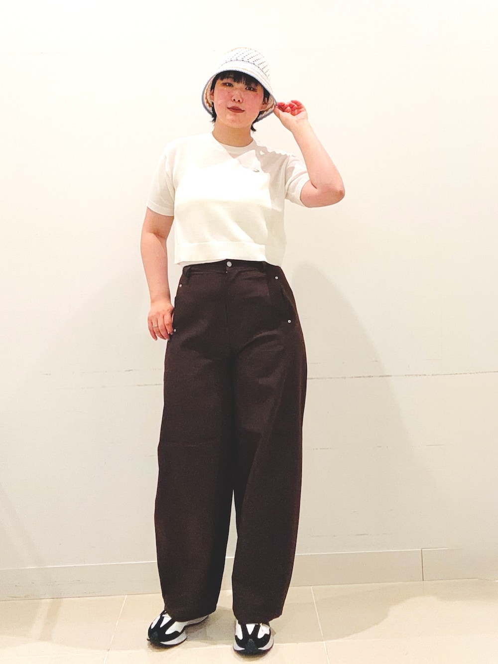 ブラウン系のその他パンツ、ホワイト系のキャミソール、ホワイト系のニット/セーターを着用したレディースの夏コーディネートの4枚目の写真