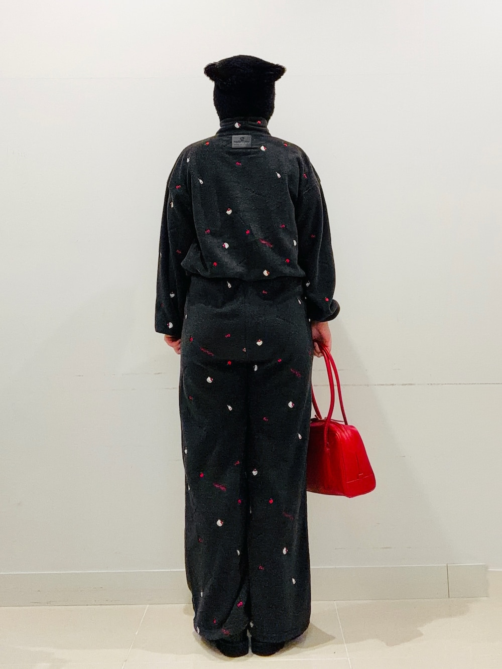 グレー系のその他トップス、グレー系のその他パンツ、レッド系のボストンバッグを着用したレディースの秋コーディネートの3枚目の写真