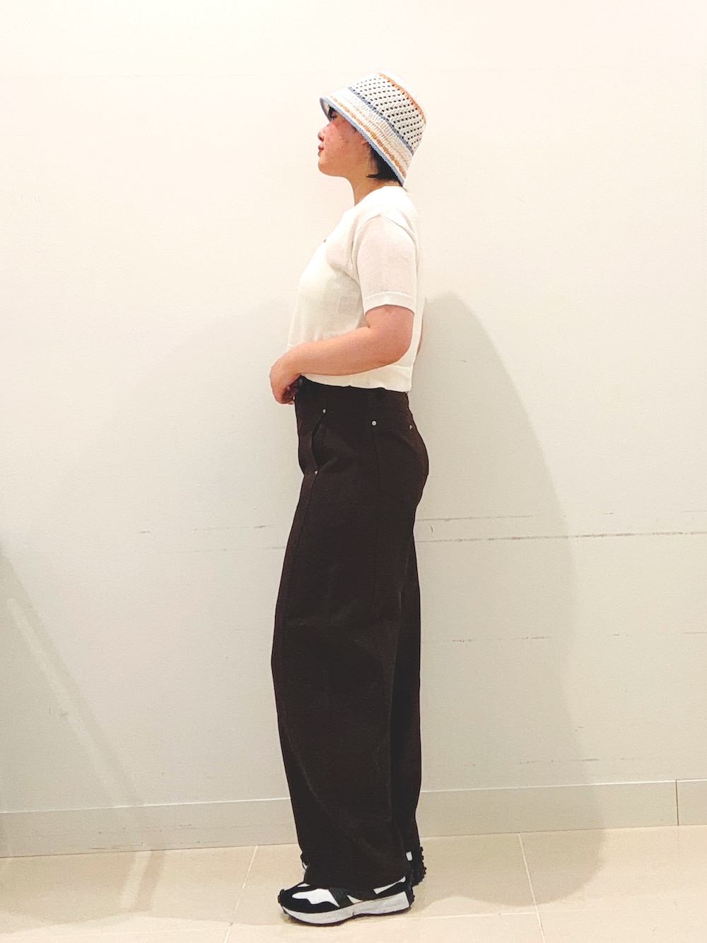 ブラウン系のその他パンツ、ホワイト系のキャミソール、ホワイト系のニット/セーターを着用したレディースの夏コーディネートの2枚目の写真