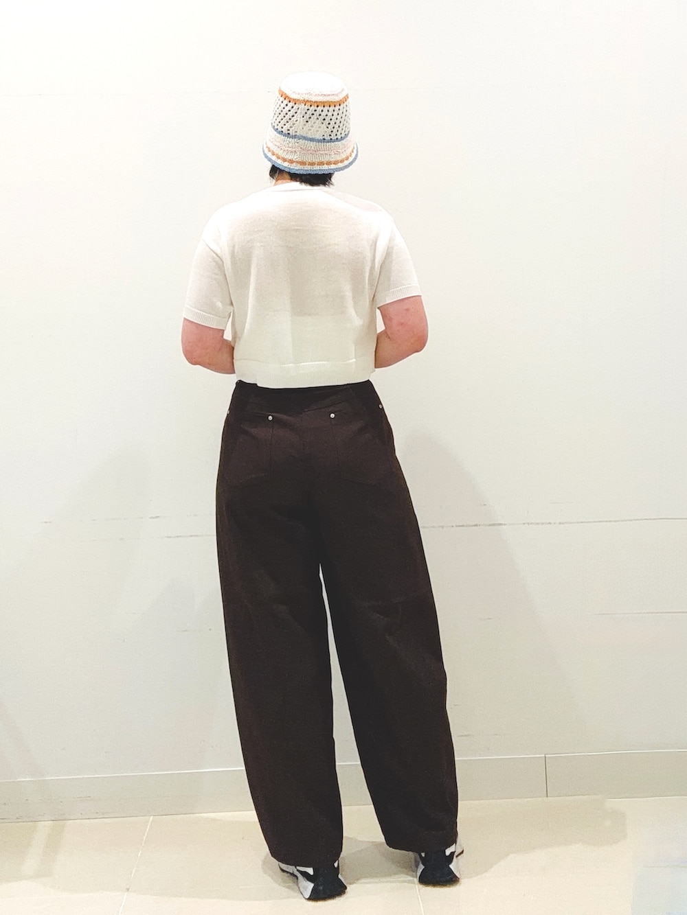 ブラウン系のその他パンツ、ホワイト系のキャミソール、ホワイト系のニット/セーターを着用したレディースの夏コーディネートの3枚目の写真