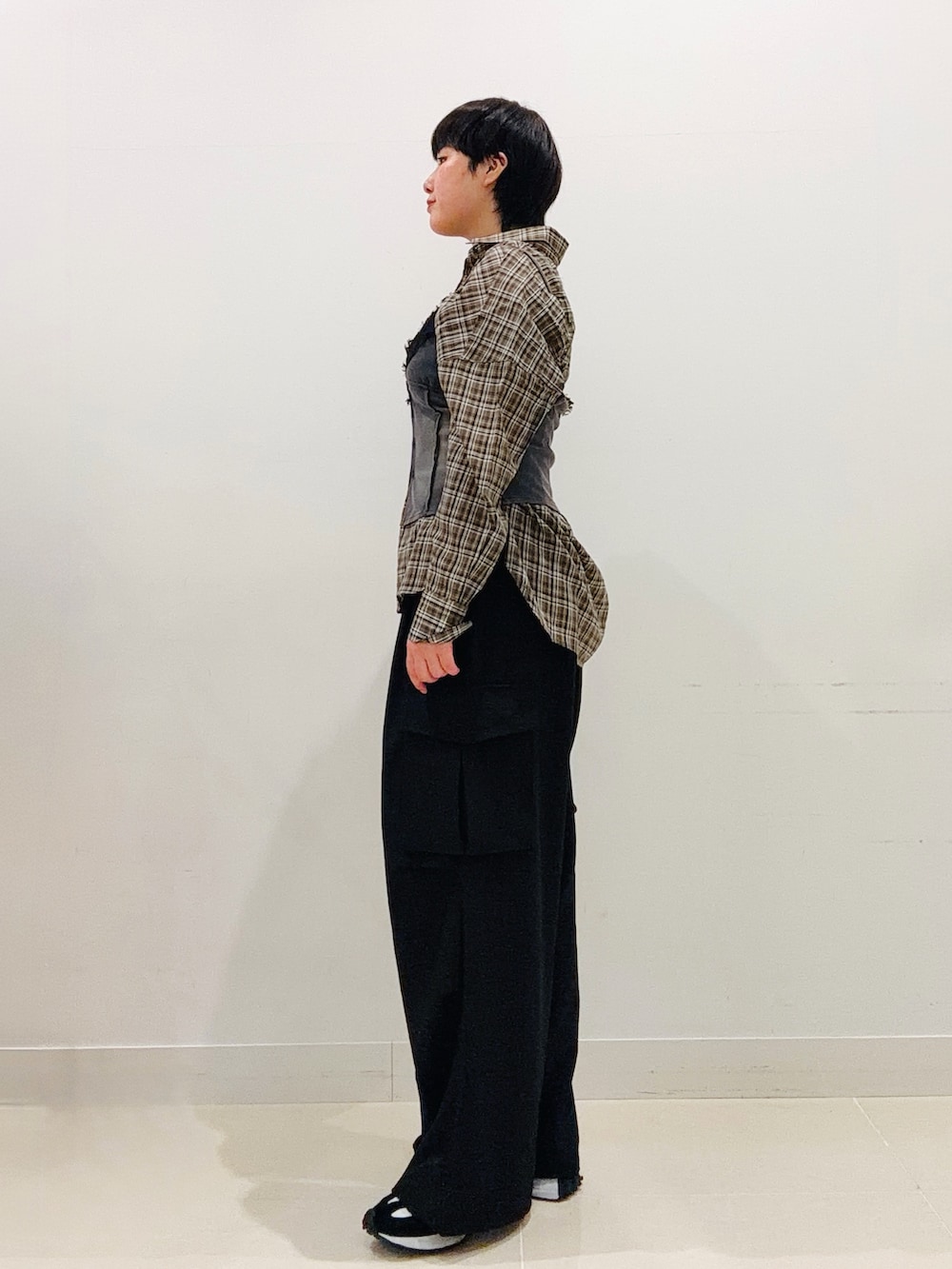 ブラウン系のシャツ/ブラウス、グレー系のキャミソール、ブラック系のその他パンツを着用したレディースの秋コーディネートの2枚目の写真