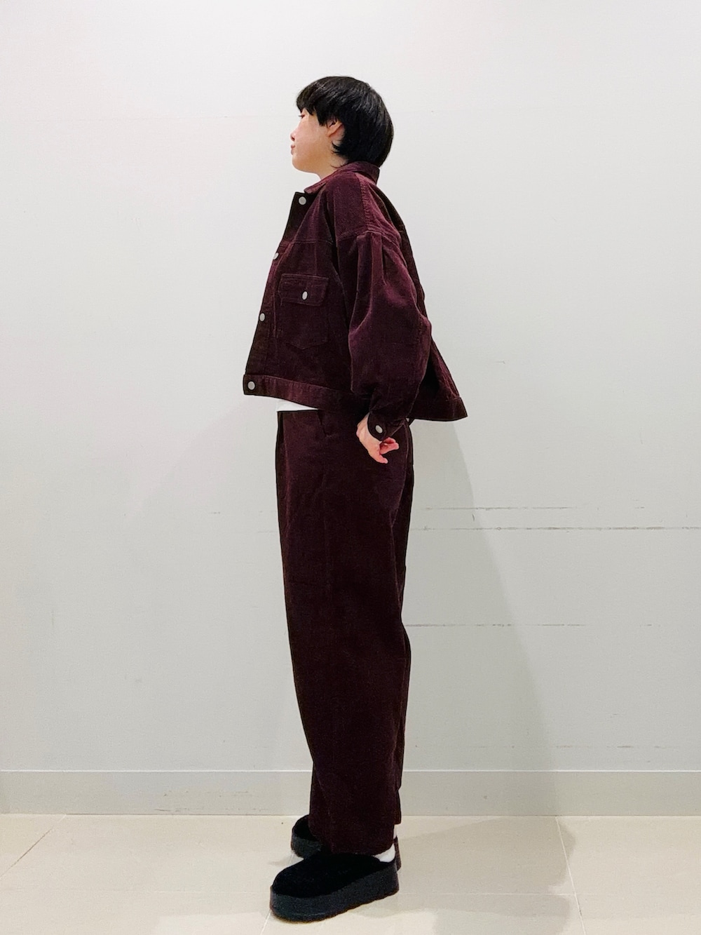 ブラック系のサンダル、レッド系のその他パンツ、レッド系のその他アウターを着用したレディースの秋コーディネートの2枚目の写真
