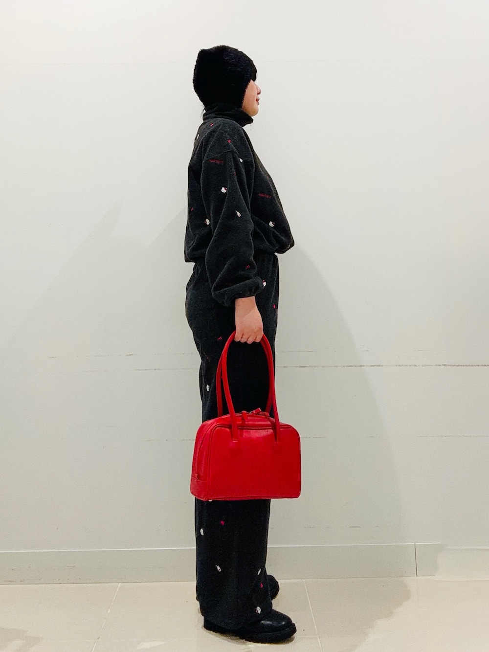 グレー系のその他トップス、グレー系のその他パンツ、レッド系のボストンバッグを着用したレディースの秋コーディネートの4枚目の写真