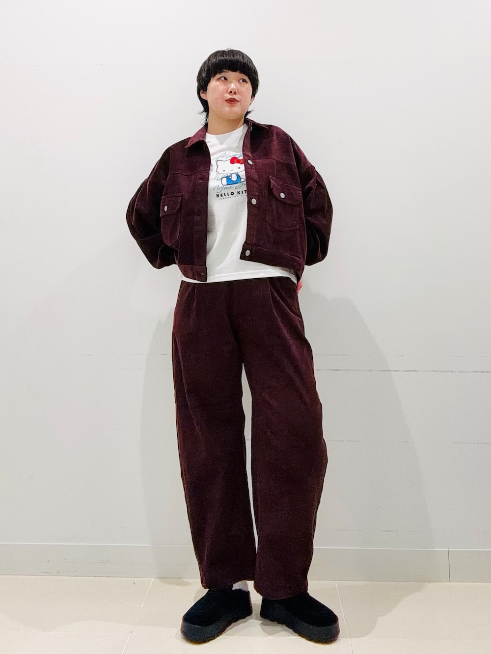 ブラック系のサンダル、レッド系のその他パンツ、レッド系のその他アウターを着用したレディースの秋コーディネートの5枚目の写真