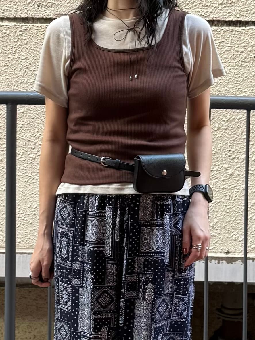 ブルー系のその他パンツ、ブラウン系のタンクトップ、ホワイト系のTシャツ/カットソーを着用したレディースの夏コーディネートの7枚目の写真