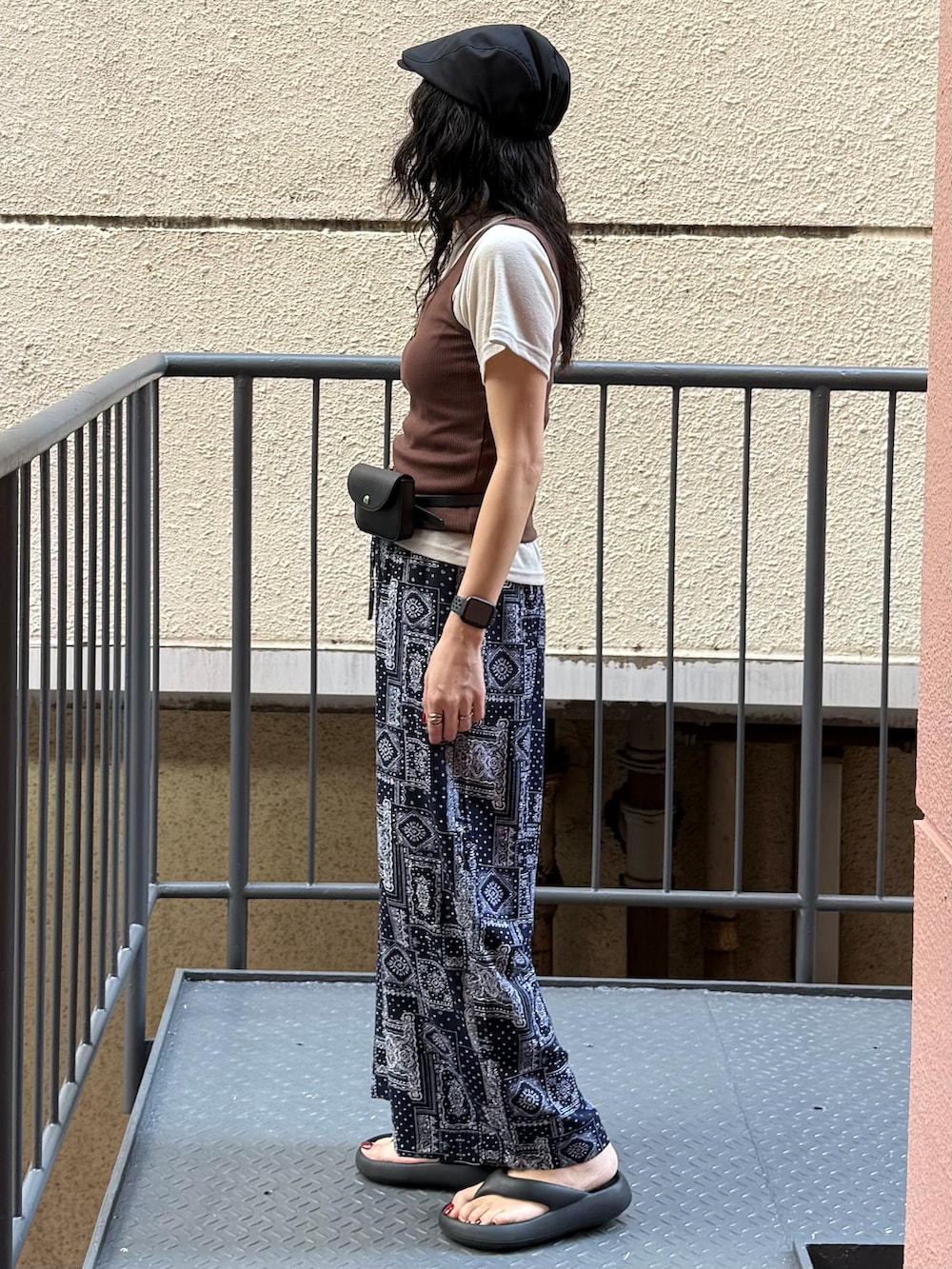 ブルー系のその他パンツ、ブラウン系のタンクトップ、ホワイト系のTシャツ/カットソーを着用したレディースの夏コーディネートの2枚目の写真