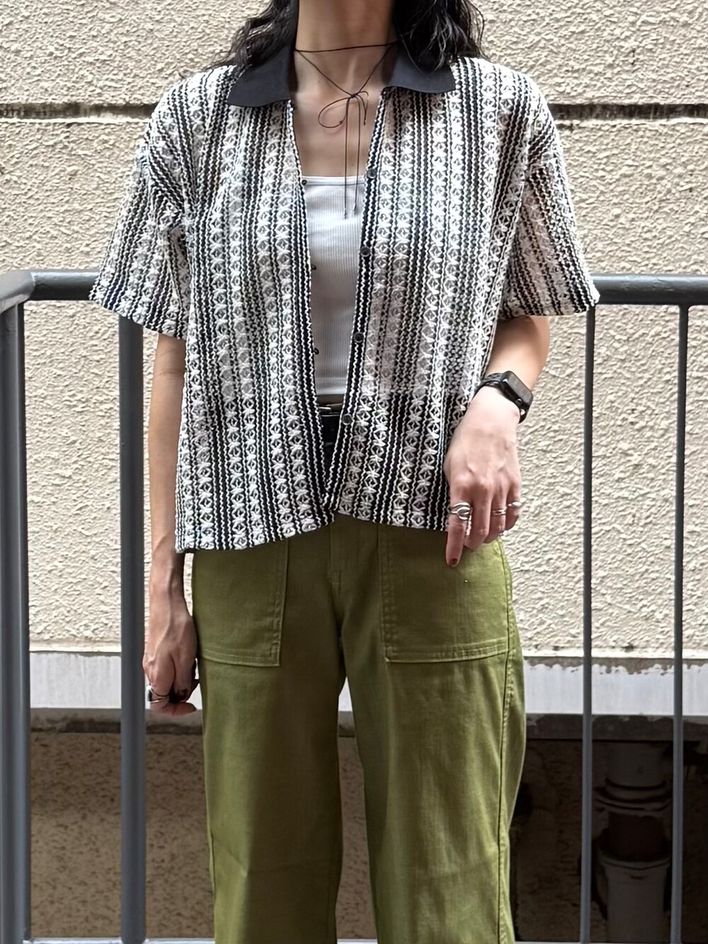 グリーン系のその他パンツ、ブラック系のシャツ/ブラウス、グレー系のサンダルを着用したレディースの夏コーディネートの7枚目の写真