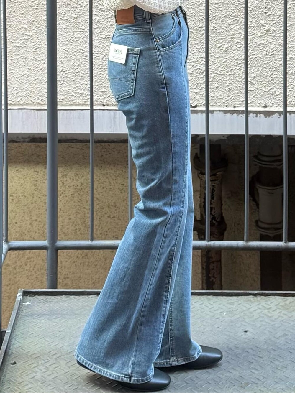 ホワイト系のカーディガン/ボレロを着用したレディースの春コーディネートの6枚目の写真