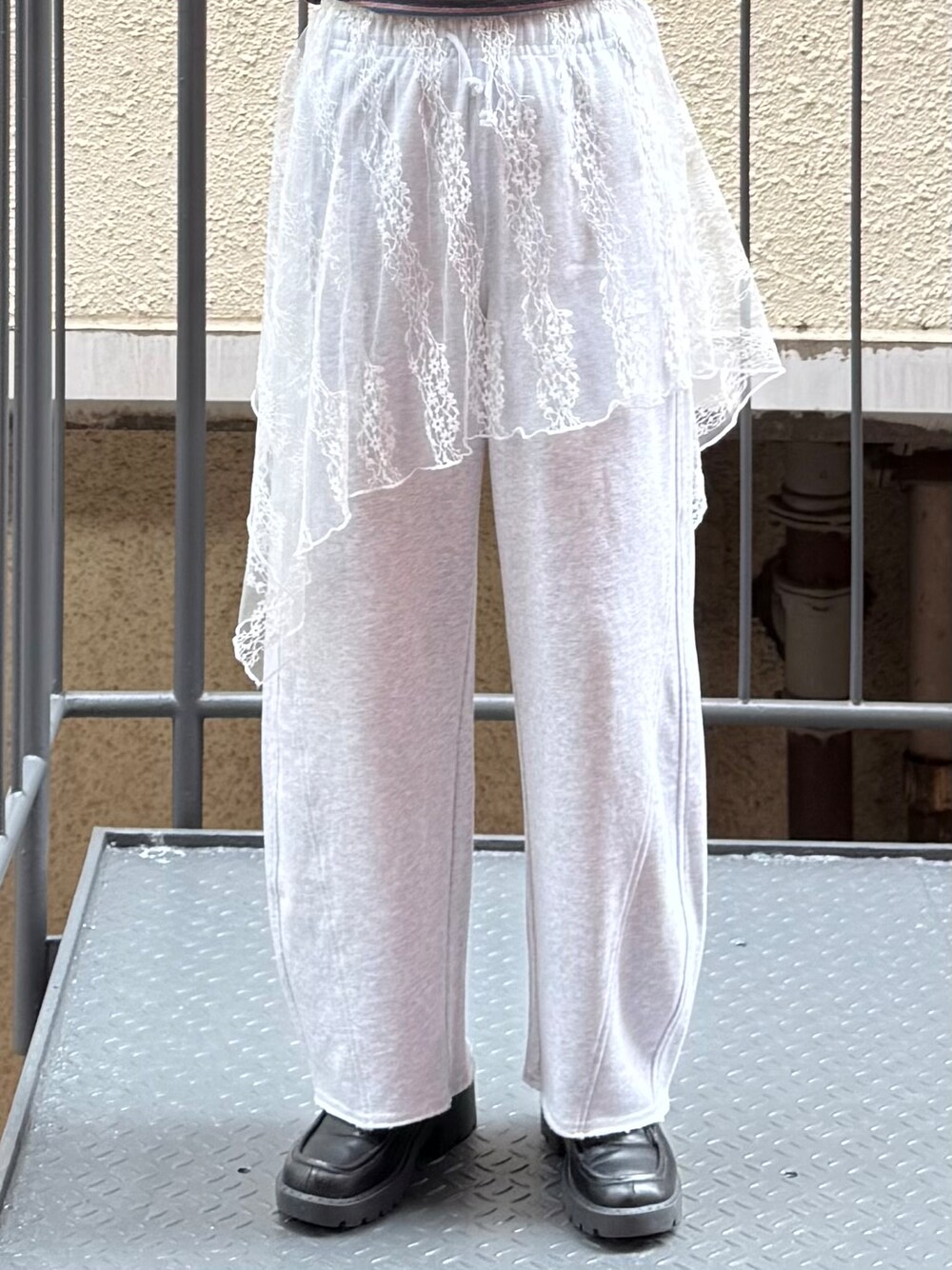 グレー系のその他パンツ、ホワイト系のスカート、ブルー系のTシャツ/カットソーを着用したレディースの夏コーディネートの5枚目の写真