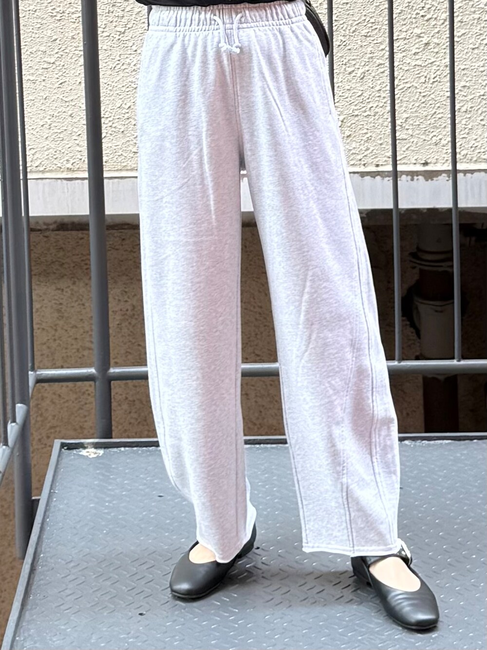 グレー系のその他パンツ、ブラック系のTシャツ/カットソー、ブラック系のショルダーバッグを着用したレディースの夏コーディネートの5枚目の写真