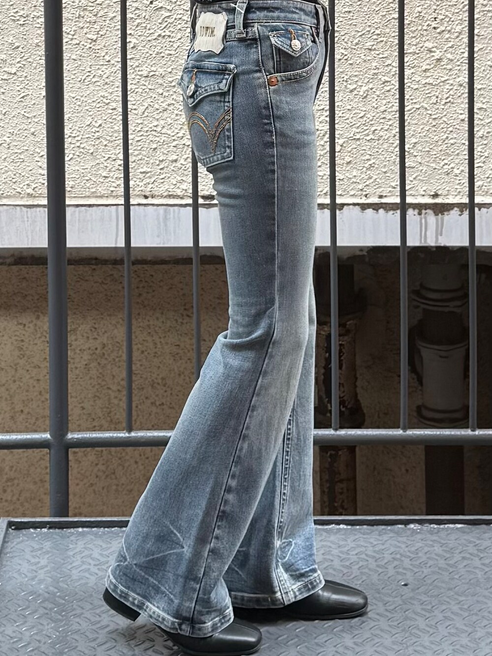ブルー系のその他パンツ、ブルー系のシャツ/ブラウス、ブラック系のショルダーバッグを着用したレディースの秋コーディネートの6枚目の写真