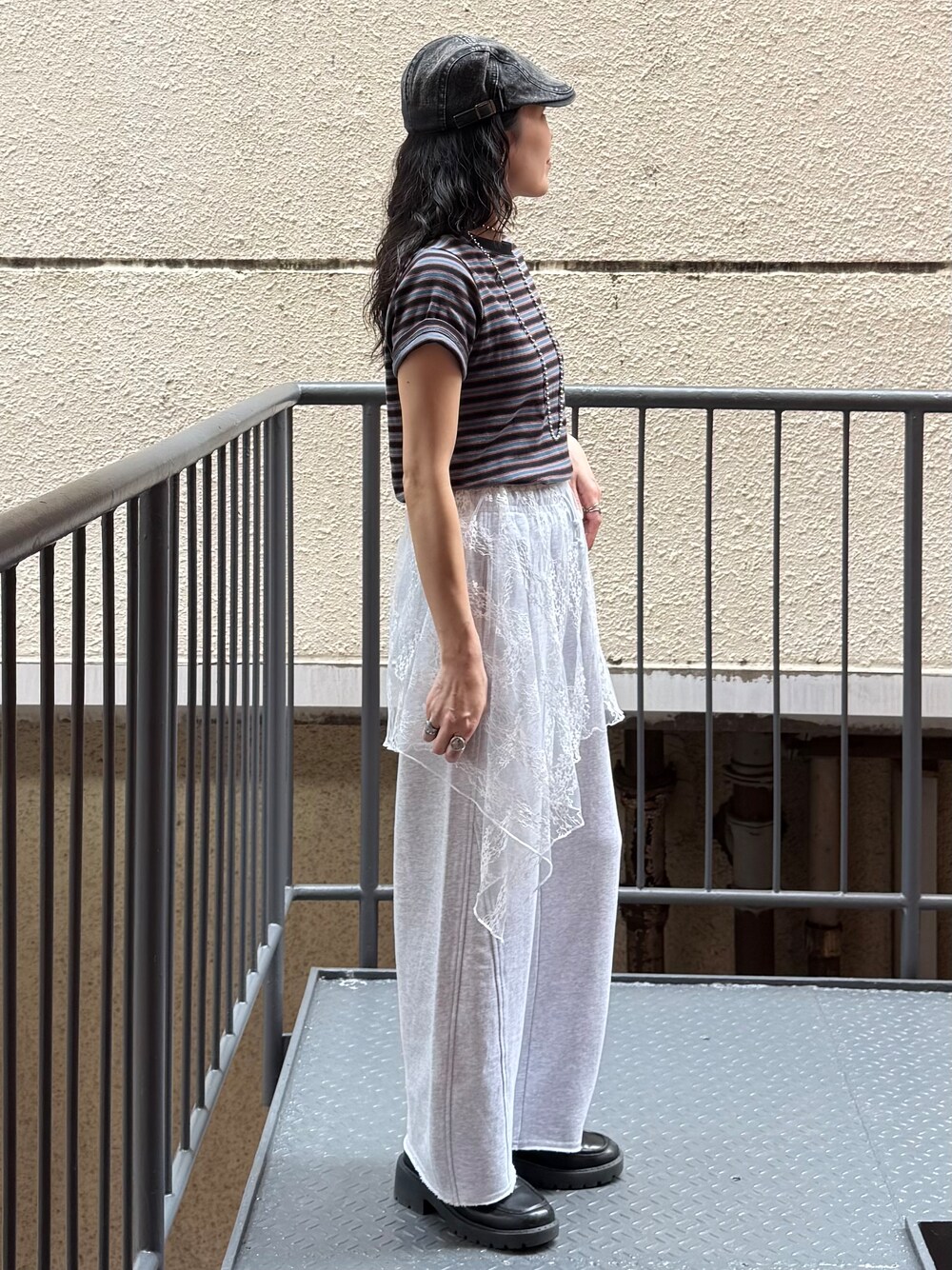 グレー系のその他パンツ、ホワイト系のスカート、ブルー系のTシャツ/カットソーを着用したレディースの夏コーディネートの4枚目の写真