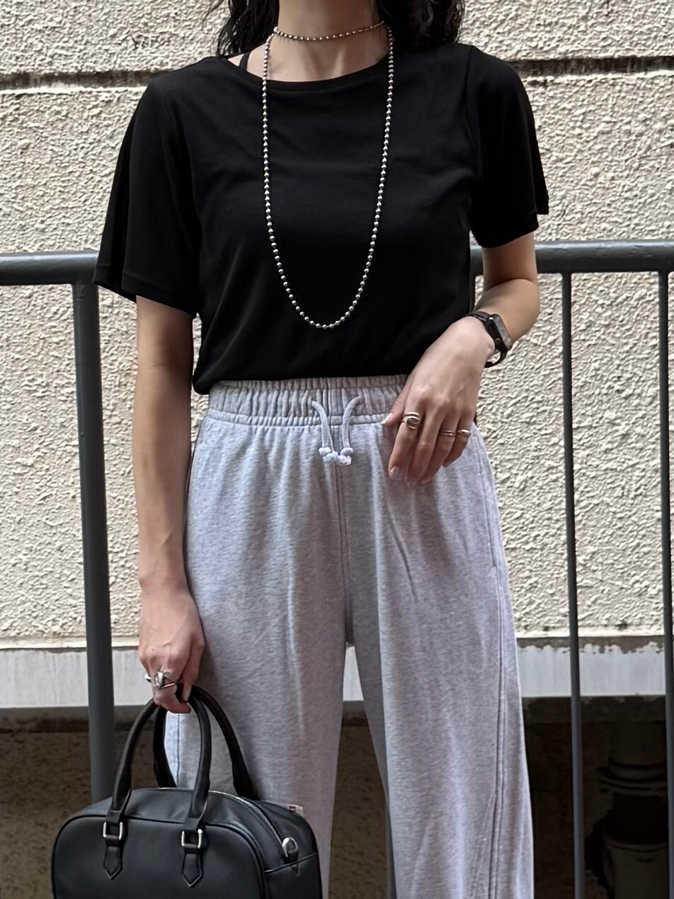グレー系のその他パンツ、ブラック系のTシャツ/カットソー、ブラック系のショルダーバッグを着用したレディースの夏コーディネートの7枚目の写真