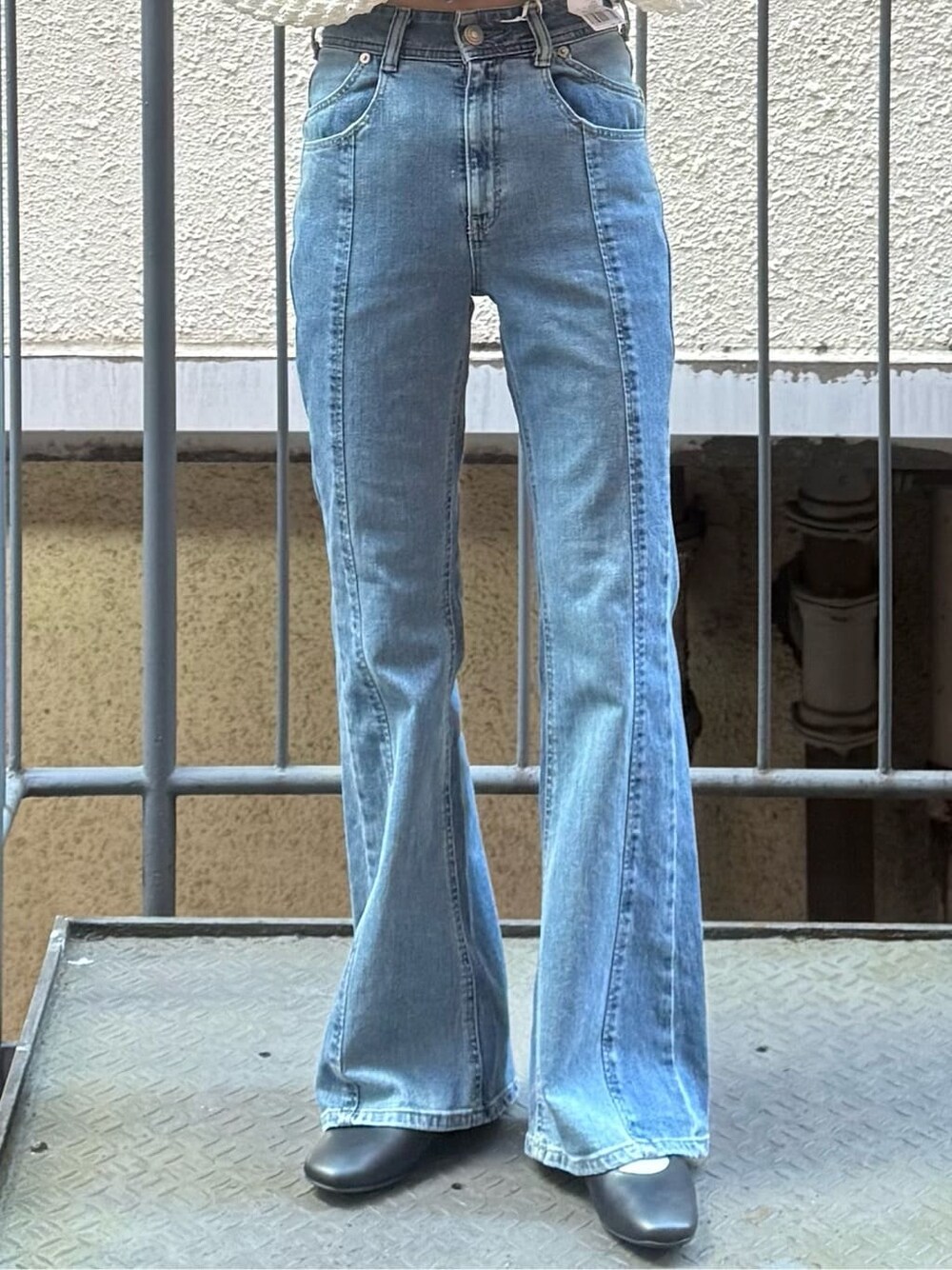 ホワイト系のカーディガン/ボレロを着用したレディースの春コーディネートの5枚目の写真