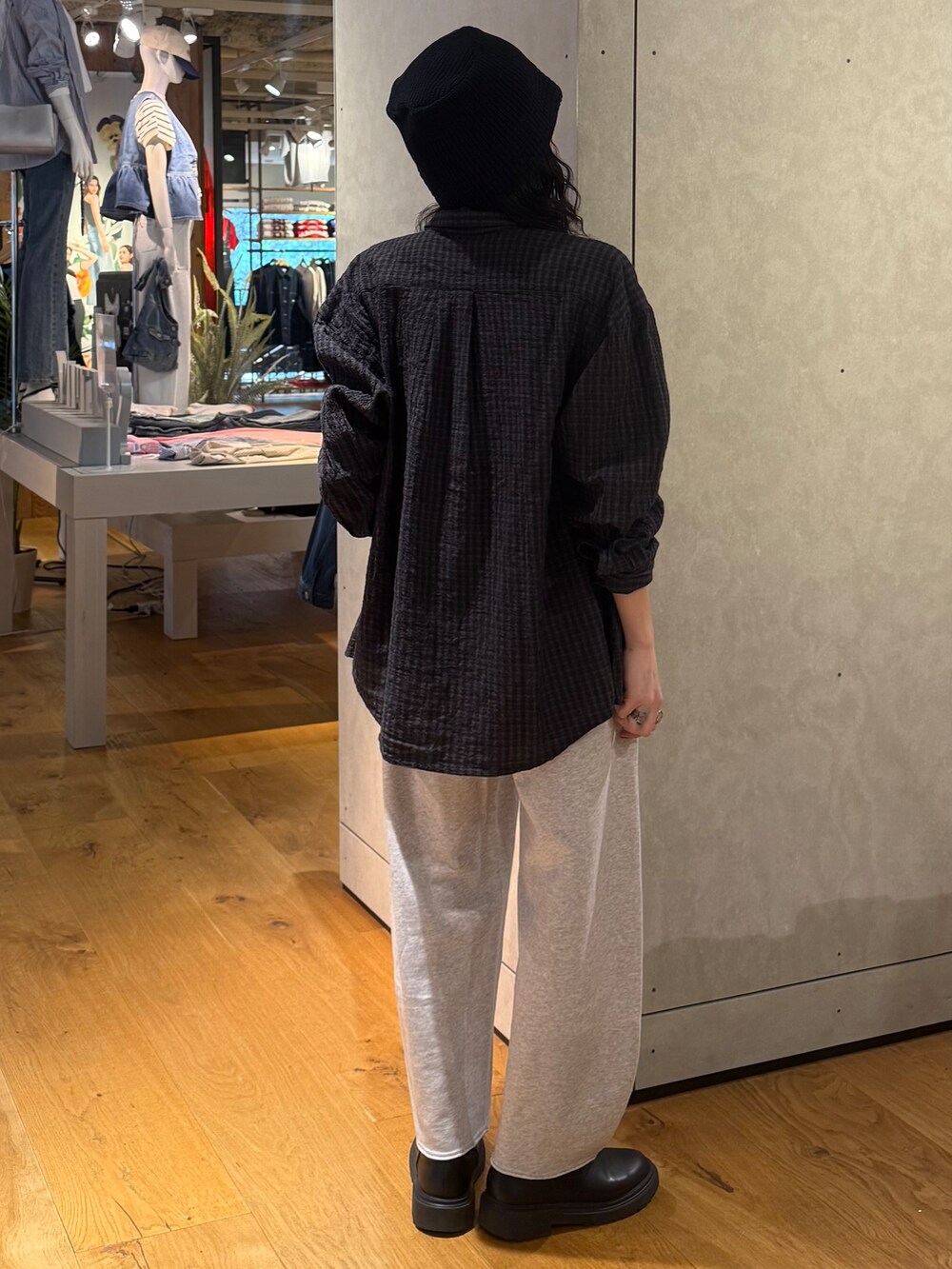 グレー系のその他パンツ、ブラック系のシャツ/ブラウス、ホワイト系のタンクトップを着用したレディースの春コーディネートの3枚目の写真
