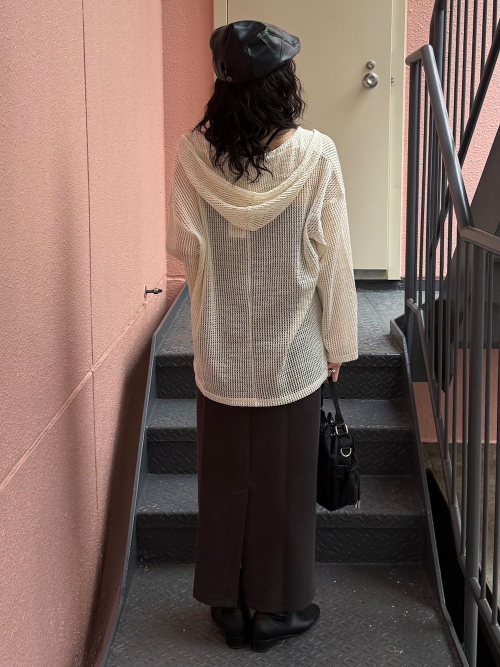 グレー系のスカート、ホワイト系のTシャツ/カットソー、ブラック系のショルダーバッグを着用したレディースの秋コーディネートの3枚目の写真