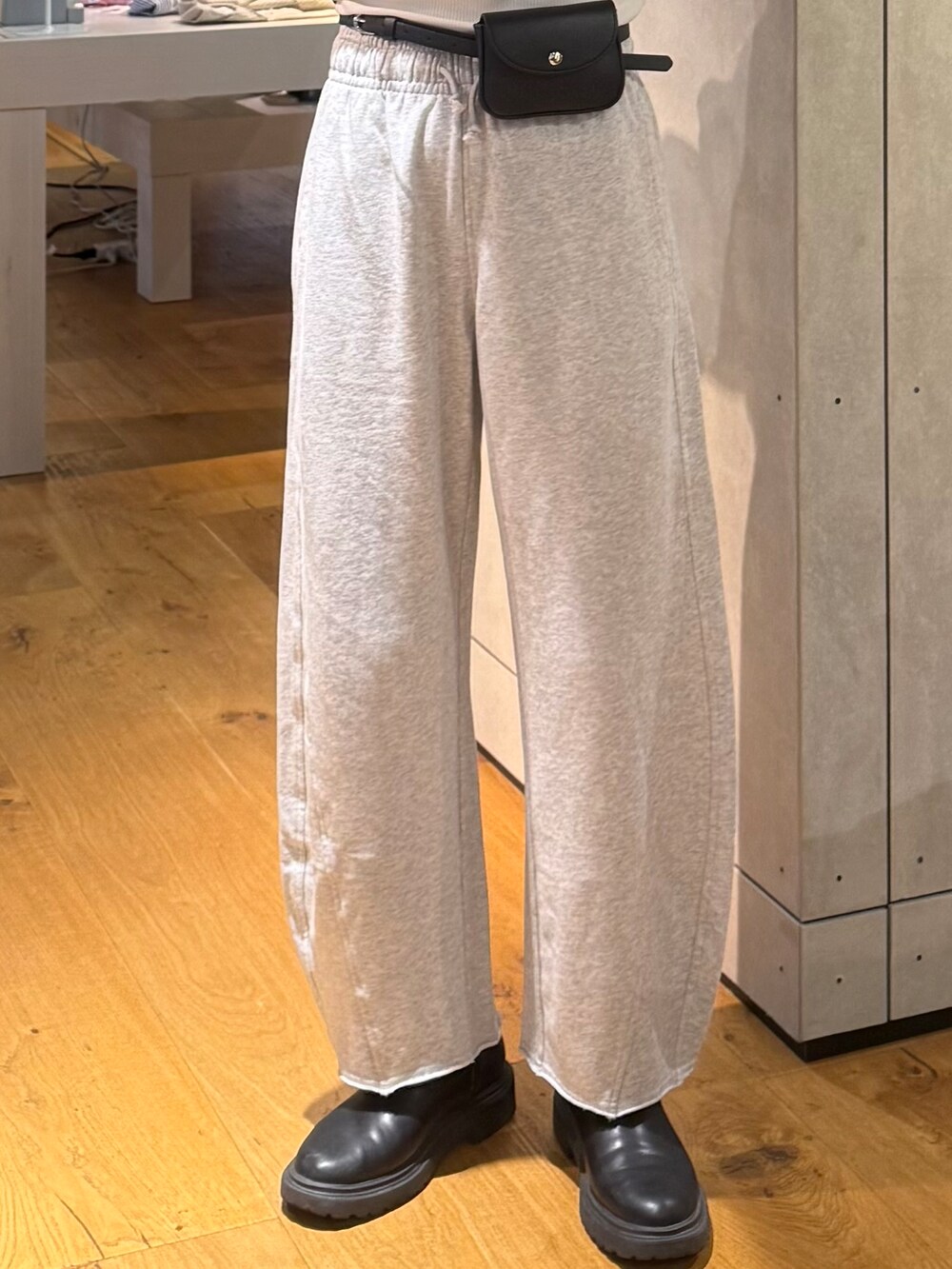グレー系のその他パンツ、ブラック系のシャツ/ブラウス、ホワイト系のタンクトップを着用したレディースの春コーディネートの5枚目の写真