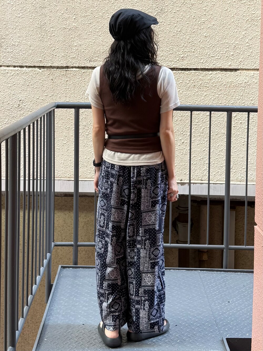ブルー系のその他パンツ、ブラウン系のタンクトップ、ホワイト系のTシャツ/カットソーを着用したレディースの夏コーディネートの3枚目の写真