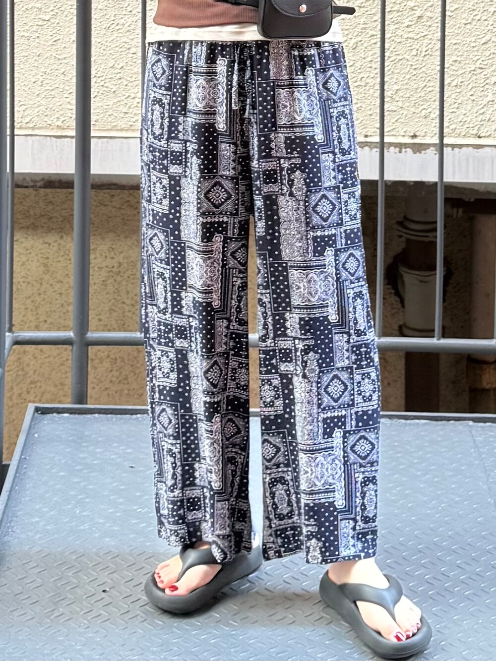 ブルー系のその他パンツ、ブラウン系のタンクトップ、ホワイト系のTシャツ/カットソーを着用したレディースの夏コーディネートの5枚目の写真