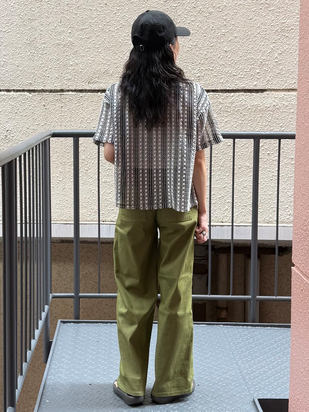 グリーン系のその他パンツ、ブラック系のシャツ/ブラウス、グレー系のサンダルを着用したレディースの夏コーディネートの3枚目の写真