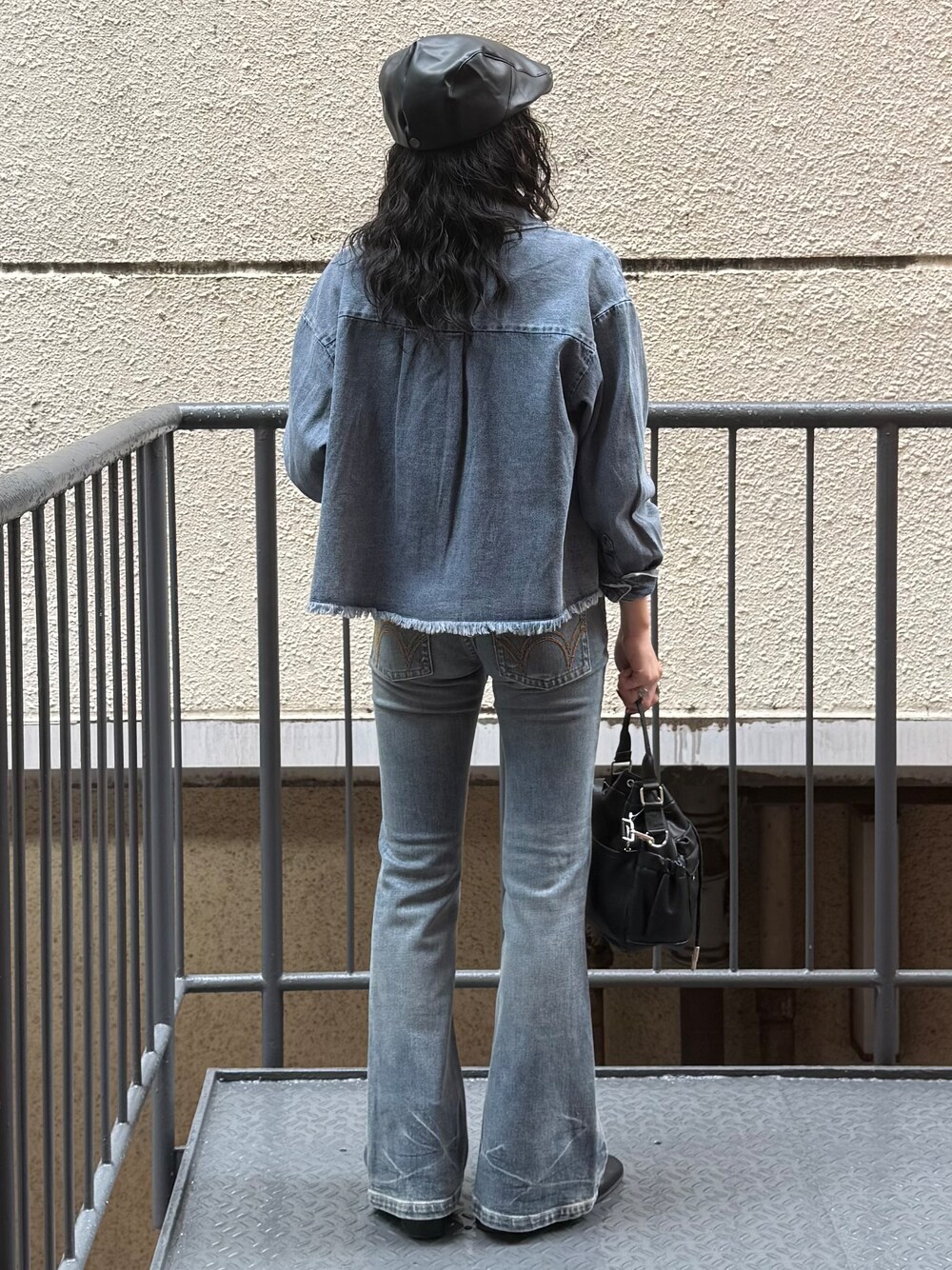 ブルー系のその他パンツ、ブルー系のシャツ/ブラウス、ブラック系のショルダーバッグを着用したレディースの秋コーディネートの3枚目の写真