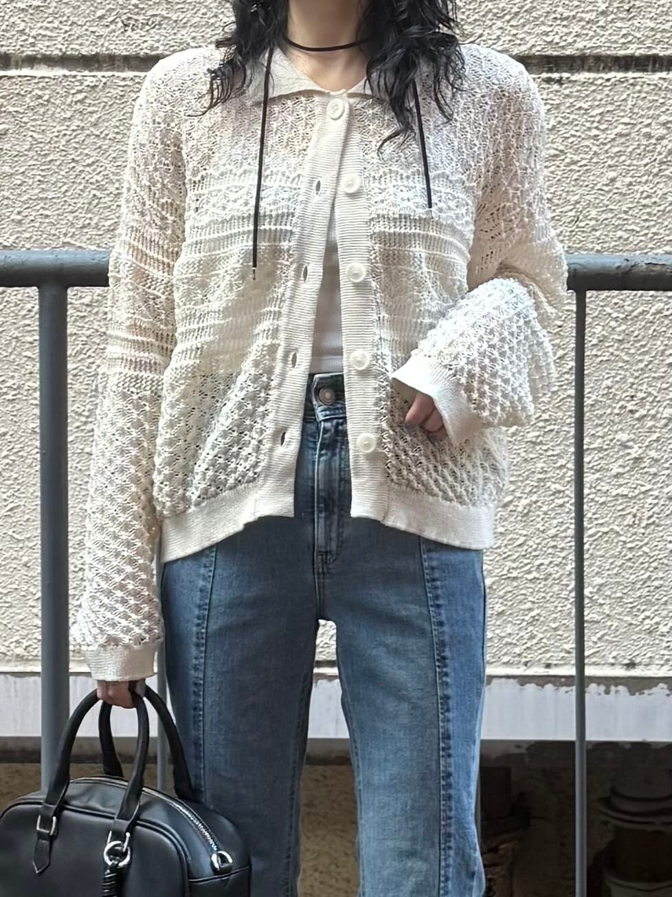 ホワイト系のカーディガン/ボレロを着用したレディースの春コーディネートの7枚目の写真