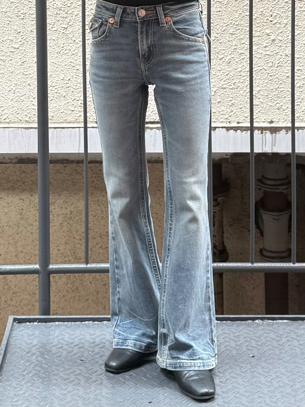 ブルー系のその他パンツ、ブルー系のシャツ/ブラウス、ブラック系のショルダーバッグを着用したレディースの秋コーディネートの5枚目の写真