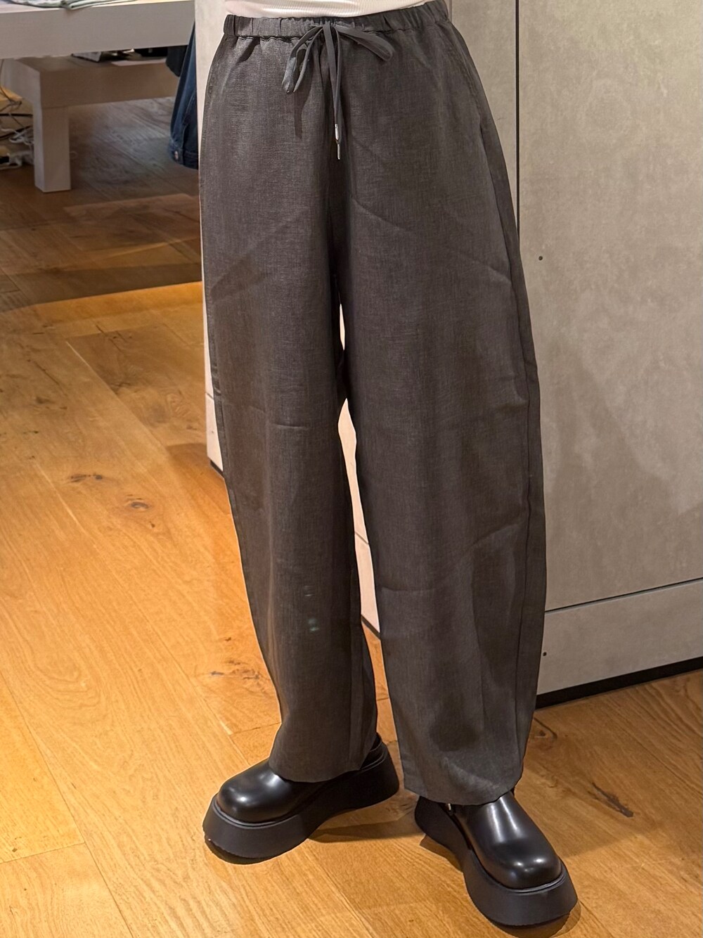 グレー系のその他パンツ、グレー系のテーラードジャケット、ホワイト系のタンクトップを着用したレディースの春コーディネートの4枚目の写真