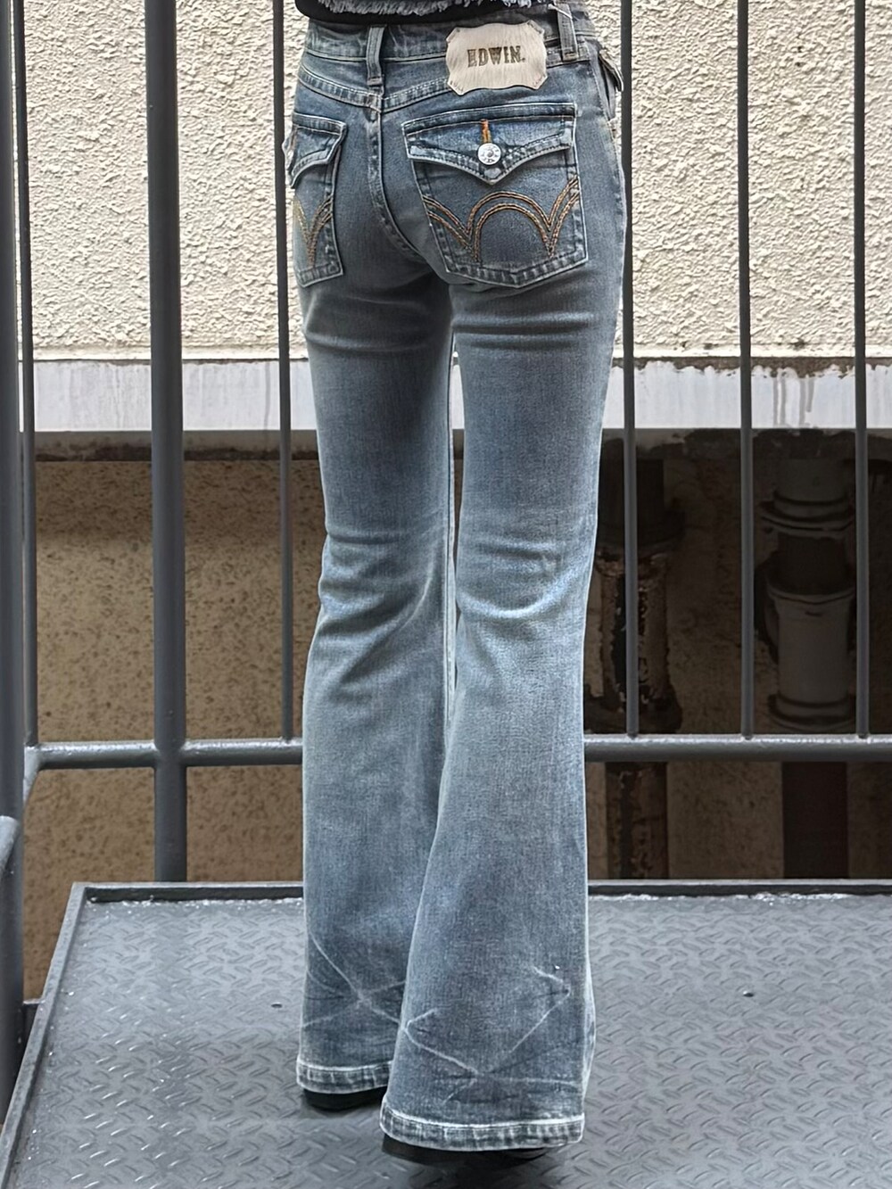 ブルー系のその他パンツ、ブルー系のシャツ/ブラウス、ブラック系のショルダーバッグを着用したレディースの秋コーディネートの7枚目の写真