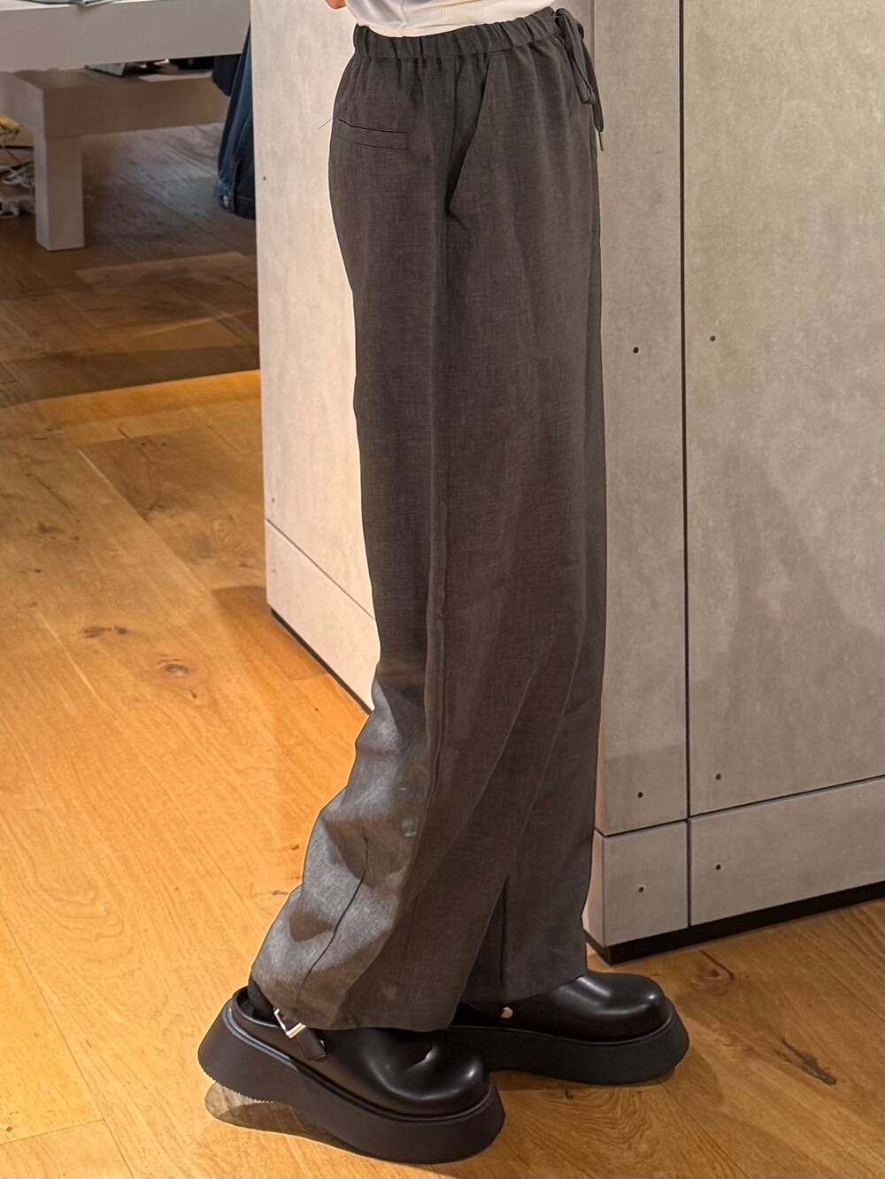 グレー系のその他パンツ、グレー系のテーラードジャケット、ホワイト系のタンクトップを着用したレディースの春コーディネートの5枚目の写真