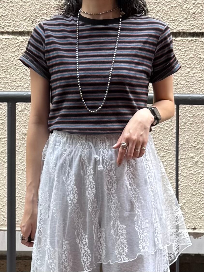 グレー系のその他パンツ、ホワイト系のスカート、ブルー系のTシャツ/カットソーを着用したレディースの夏コーディネートの7枚目の写真