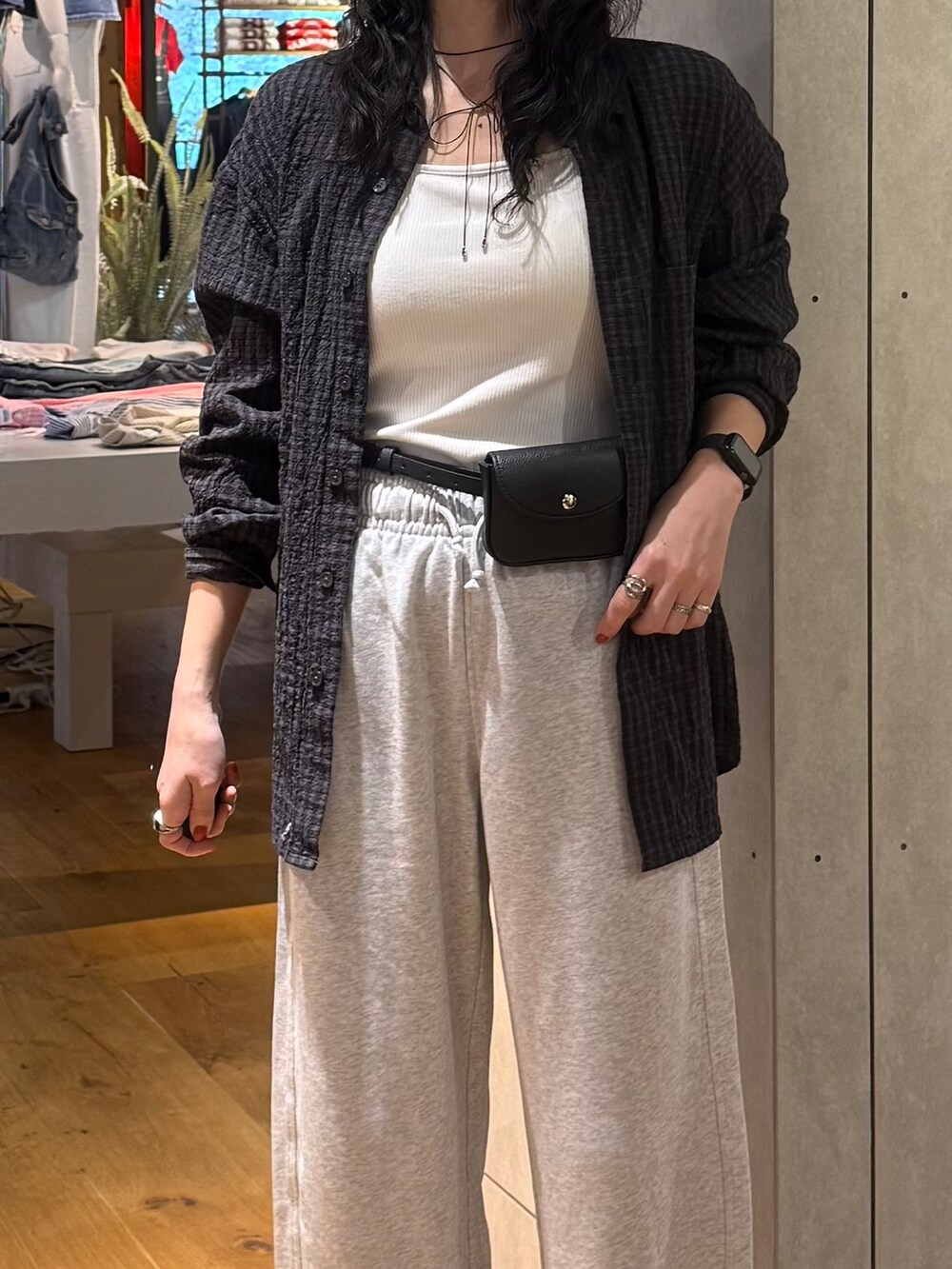 グレー系のその他パンツ、ブラック系のシャツ/ブラウス、ホワイト系のタンクトップを着用したレディースの春コーディネートの7枚目の写真