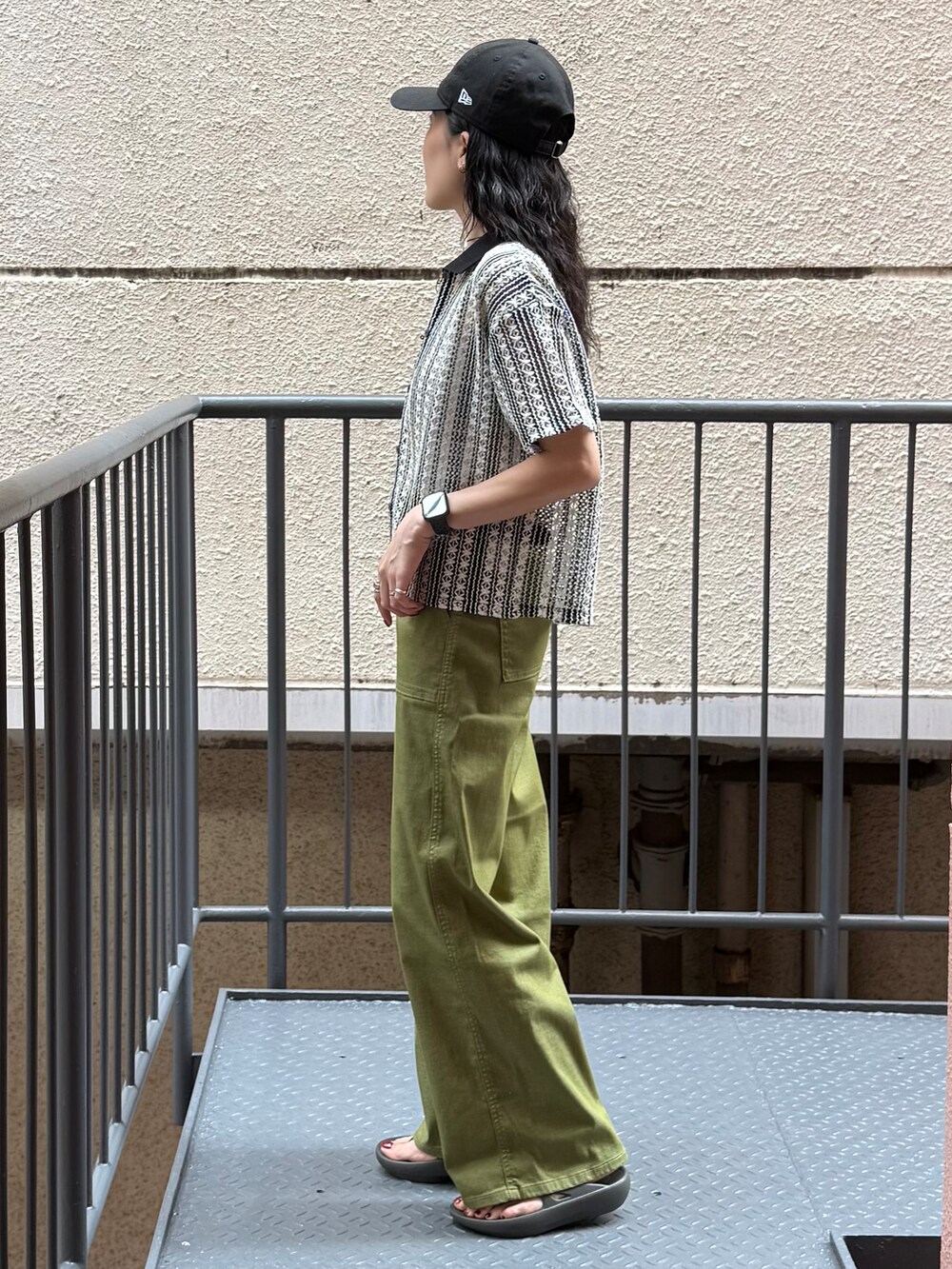 グリーン系のその他パンツ、ブラック系のシャツ/ブラウス、グレー系のサンダルを着用したレディースの夏コーディネートの2枚目の写真